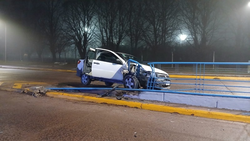 Un auto choc� en el puente de Del Valle y otro derrib� un poste